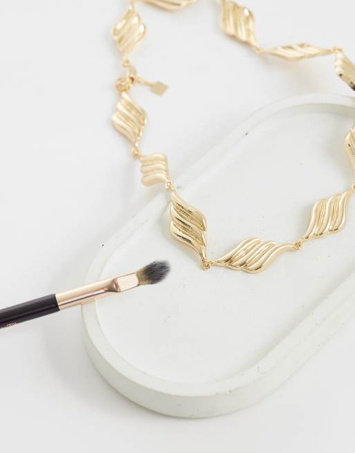 ASOS DESIGN Curve - collar con eslabones retorcidos en tono dorado, 2 de 4
