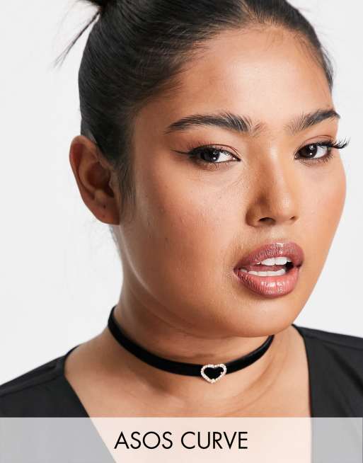 ASOS DESIGN Curve - Collarino in velluto nero con cuore con strass