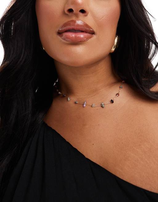 ASOS DESIGN Curve - Collier court orné d'éclats de pierres semi-précieuses - Doré