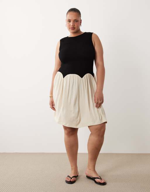 ASOS DESIGN Curve color block crinkle mini dress in black & cream, 2 of 4