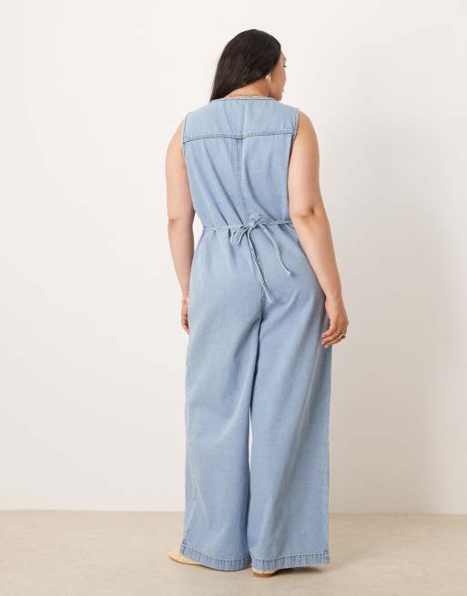 ASOS DESIGN Curve - Combinaison sans manches en jean nouée dans le dos - Bleu clair délavé, 2 de 4