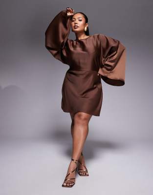 ASOS DESIGN Curve - Combishort structuré à manches chauve-souris avec jupe-short - Chocolat-Marron 52