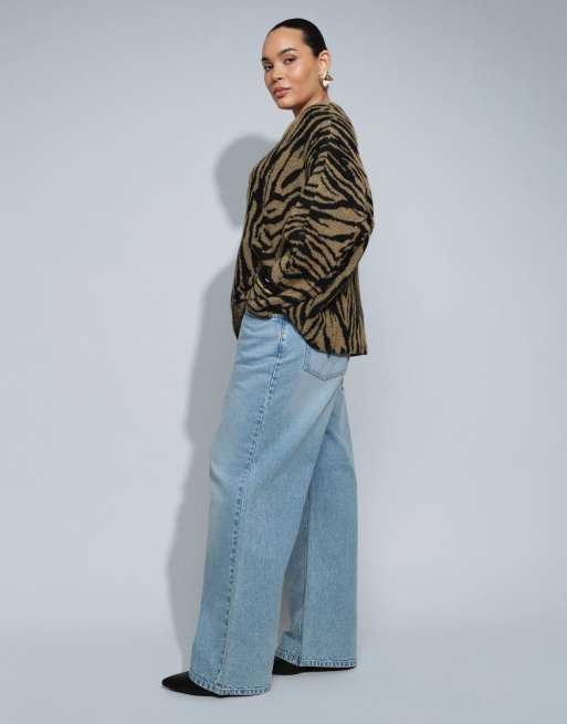 ASOS DESIGN Curve comfort stretch straight leg jeans in light wash, 2 of 5