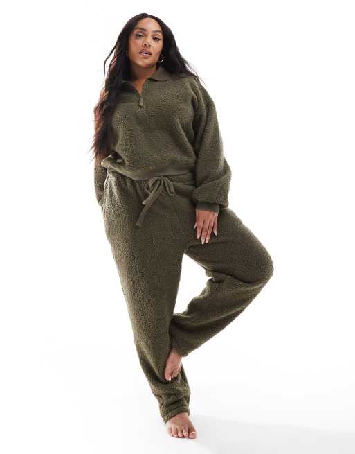 ASOS DESIGN Curve - Completo da casa kaki in pile borg con pantaloni affusolati e felpa con zip al collo