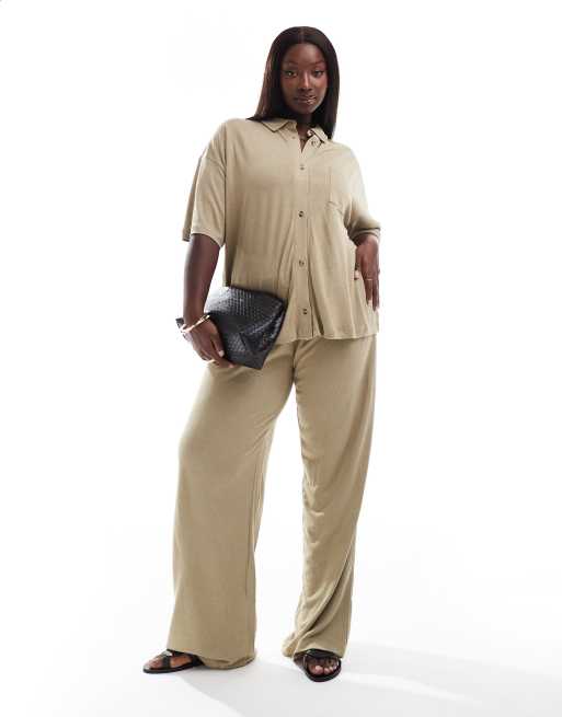 ASOS DESIGN Curve - Completo effetto lino color talpa composto da pantaloni e camicia stile resort