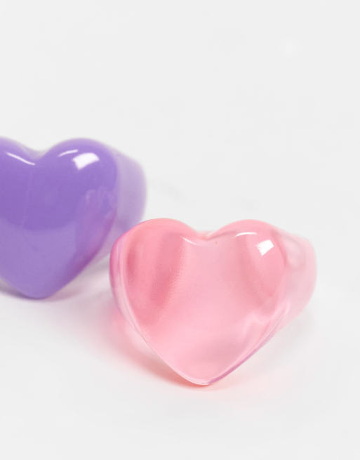 ASOS DESIGN Curve - Confezione da 2 anelli con design a forma di cuore in plastica, colore rosa e viola, 3 di 4