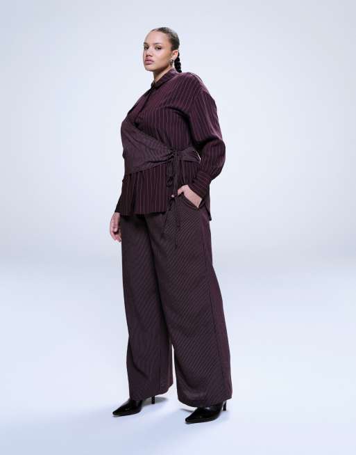 ASOS DESIGN Curve - Coordinato con camicia a portafoglio e pantaloni a righe color prugna