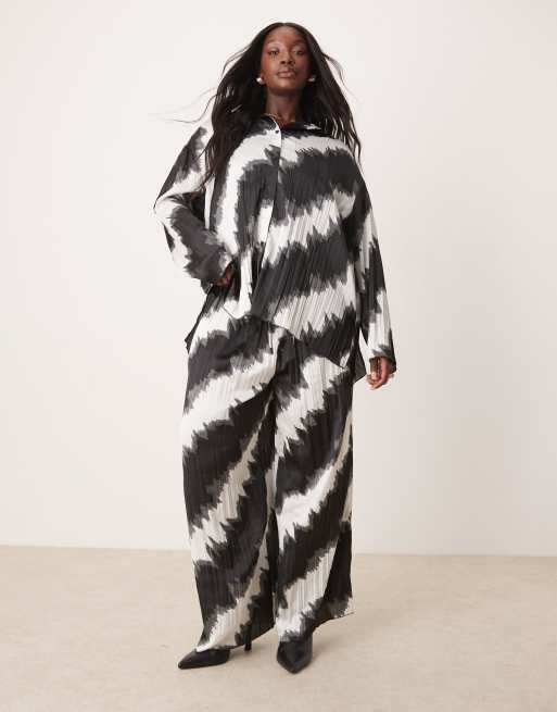 ASOS DESIGN Curve - Coordinato con camicia plissé taglio comodo e pantaloni con stampa monocromatica