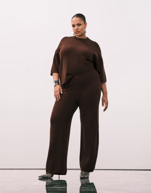 ASOS DESIGN Curve - Coordinato con pantaloni e t-shirt oversize strutturata in maglia compatta color cioccolato