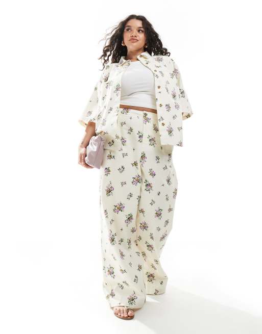 ASOS DESIGN Curve - Coordinato con stampa a fiori composto da camicia a maniche corte e pantaloni a vita alta e con fondo ampio