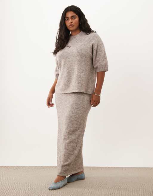 ASOS DESIGN Curve - Coordinato con T-shirt girocollo e gonna al polpaccio in misto lana color fungo