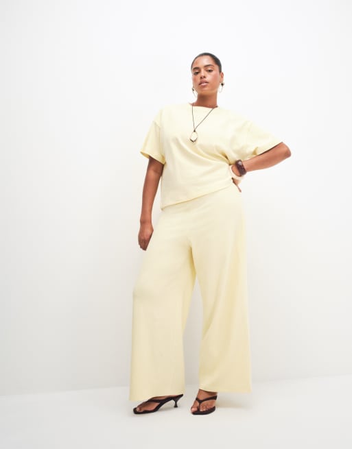 ASOS DESIGN Curve - Coordinato con T-shirt oversize testurizzata e pantaloni a fondo ampio color latticello