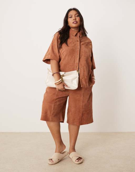 ASOS DESIGN Curve - Coordinato in camoscio color cuoio con camicia squadrata e pantaloncini