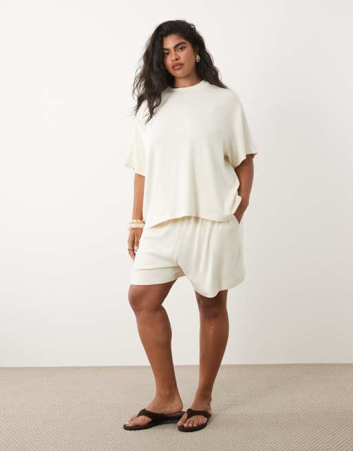ASOS DESIGN Curve - Coordinato in maglia testurizzata color crema con pantaloncini stile runner e t-shirt oversize