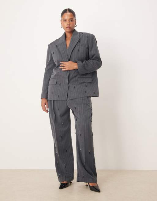 ASOS DESIGN Curve - Coordinato sartoriale grigio gessato con pantaloni con fondo ampio e blazer oversize decorato