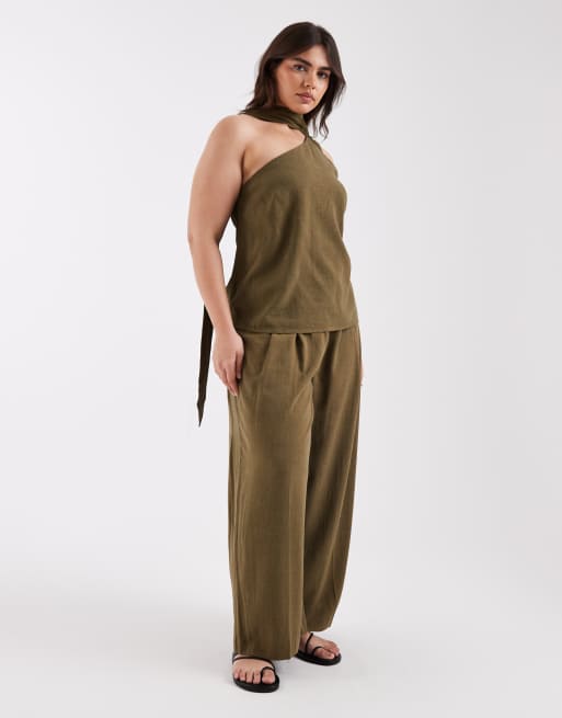 ASOS DESIGN Curve - Coordinato sartoriale kaki con pantaloni taglio maschile e top con dettaglio foulard