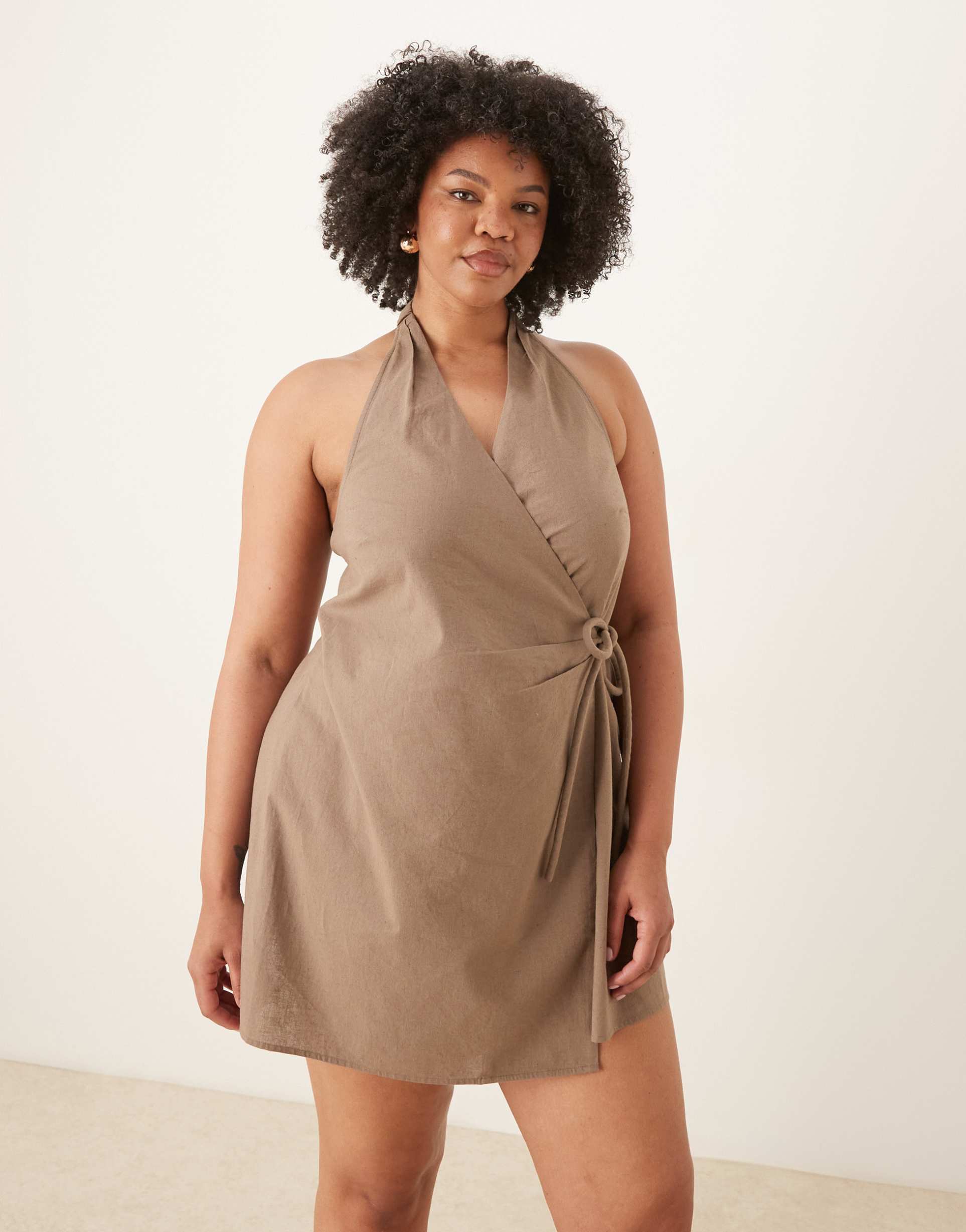 asos design curve cotton linen blend halter neck wrap mini sundress in ash brown