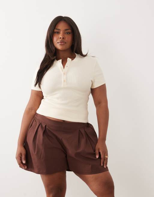 ASOS DESIGN Curve cotton twill pleated shorts in chocolate, 2 of 5