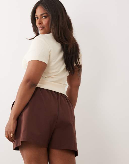 ASOS DESIGN Curve cotton twill pleated shorts in chocolate, 3 of 5