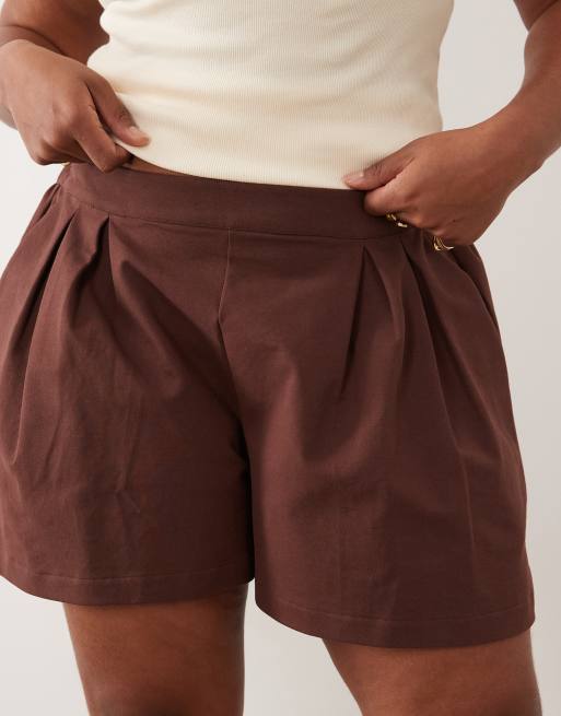 ASOS DESIGN Curve cotton twill pleated shorts in chocolate, 4 of 5
