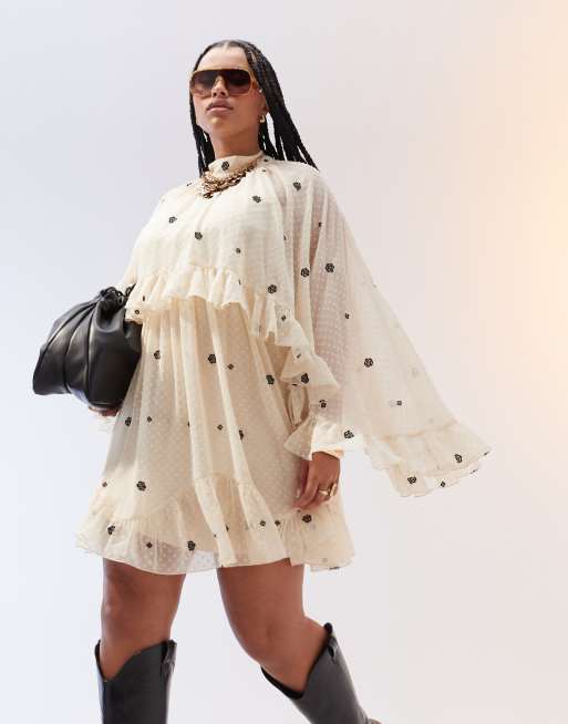 ASOS DESIGN Curve - Cremehvid minikjole med kappeyderlag og broderier i dobby-stof