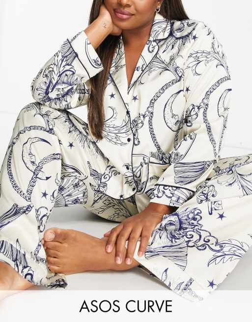 ASOS DESIGN Curve - Cremehvidt pyjamassæt i satin med skjorte og bukser med marineblåt himmelprint i barokstil