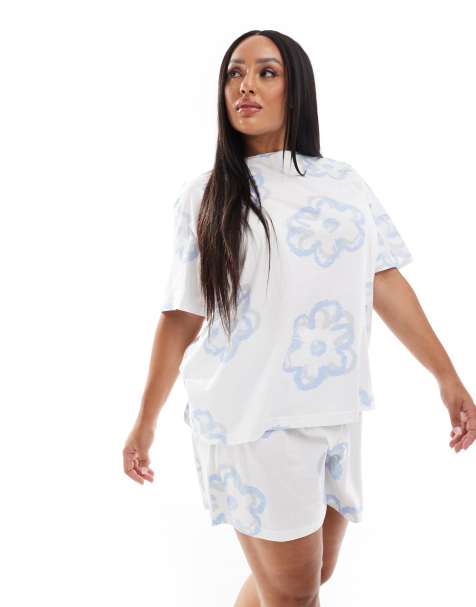 ASOS DESIGN Curve - Cremehvidt pyjamassæt med oversized T-shirt og shorts med blomstermønster - view 1