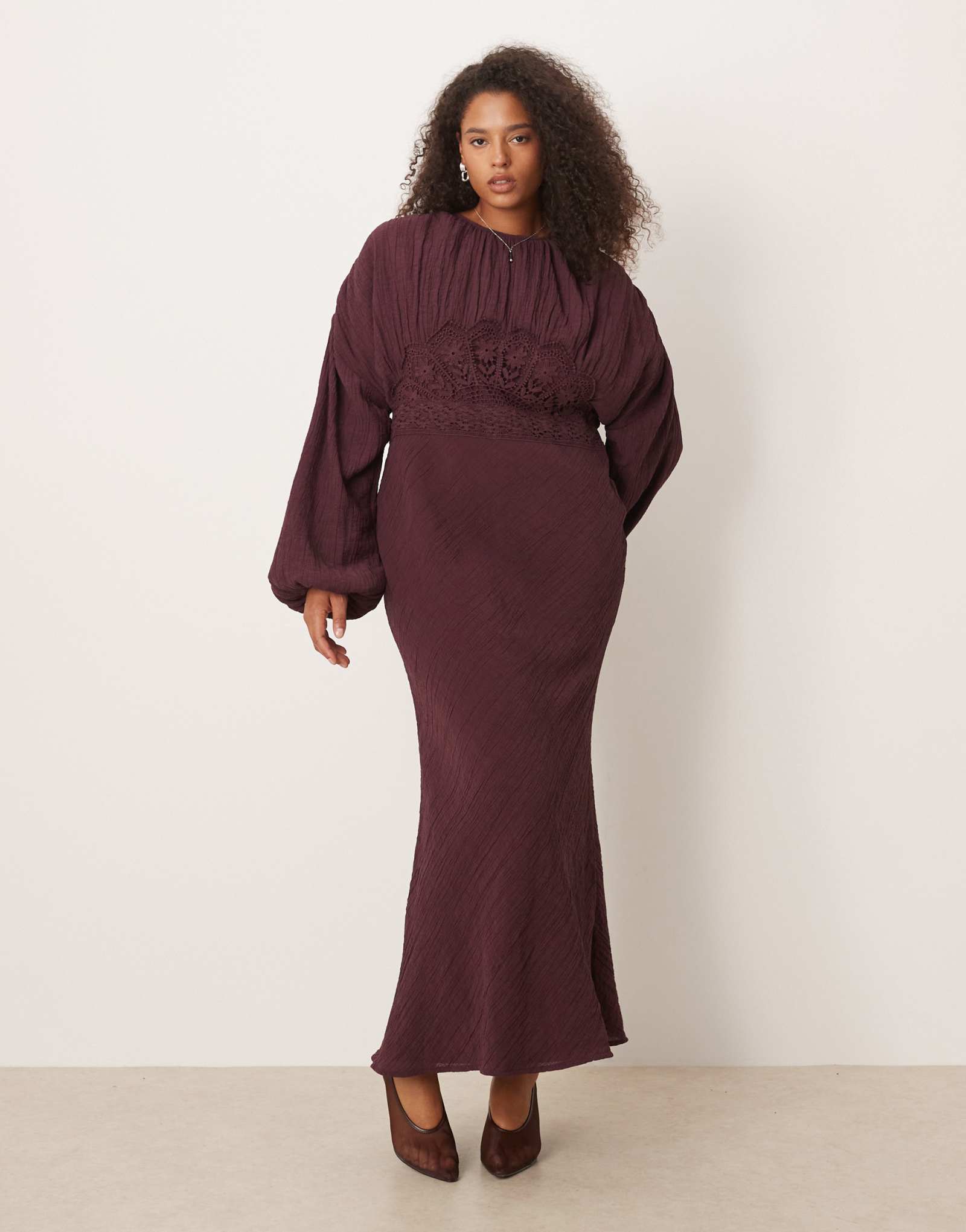 Макси-платье ASOS DESIGN с округлым вырезом горловины, объемным рукавом и кружевной отделкой на груди цвета шелковицы