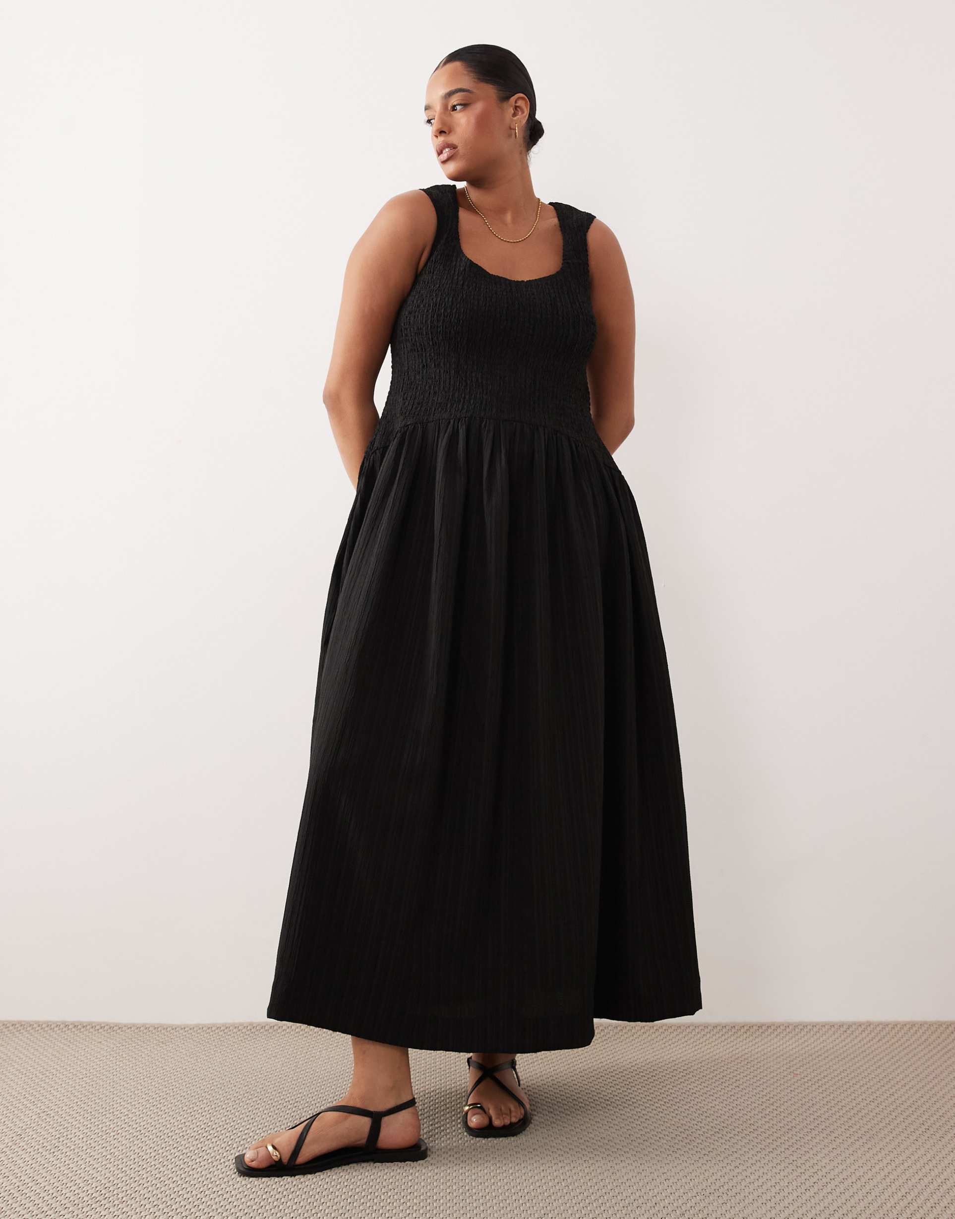 asos design curve crinkle scoop neck maxi sundress with shirred waist in black