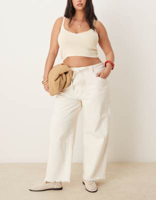 ASOS DESIGN Curve - Cropped-Dad-Jeans in Ecru mit weitem Bein und Gürtel-Weiß