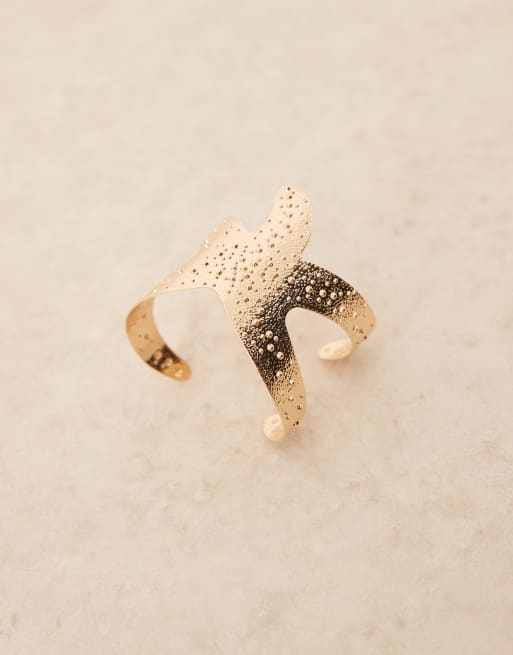ASOS DESIGN Curve cuff bracelet with starfish detail in gold tone, 2 of 3