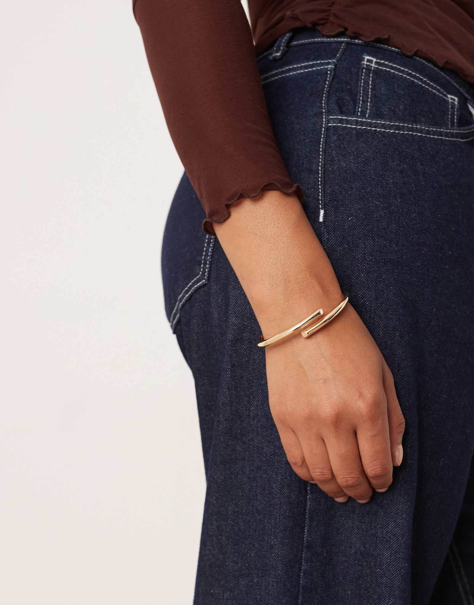 Браслет-манжета ASOS DESIGN Curve с золотистой отделкой в виде обруча