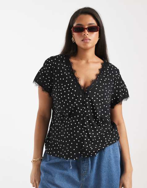 ASOS DESIGN Curve – Czarna bluzka w groszki z koronkowym wykończeniem - view 1