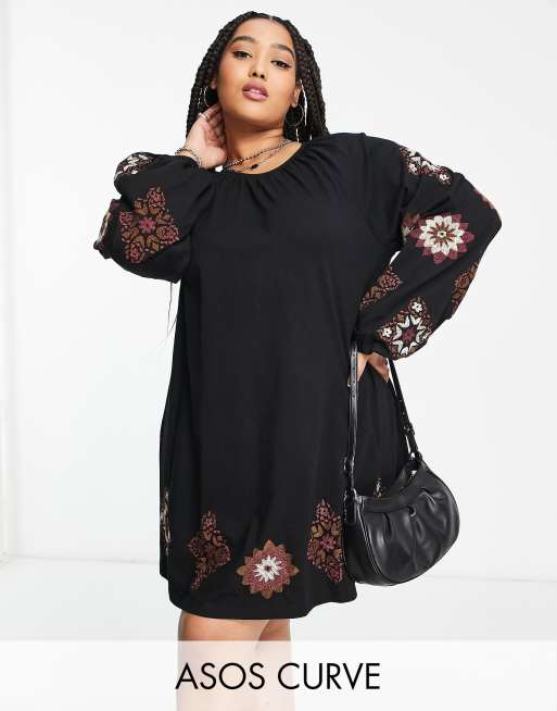 ASOS DESIGN Curve – Czarna luźna sukienka mini z długimi rękawami i haftowanym wzorem w kwiaty