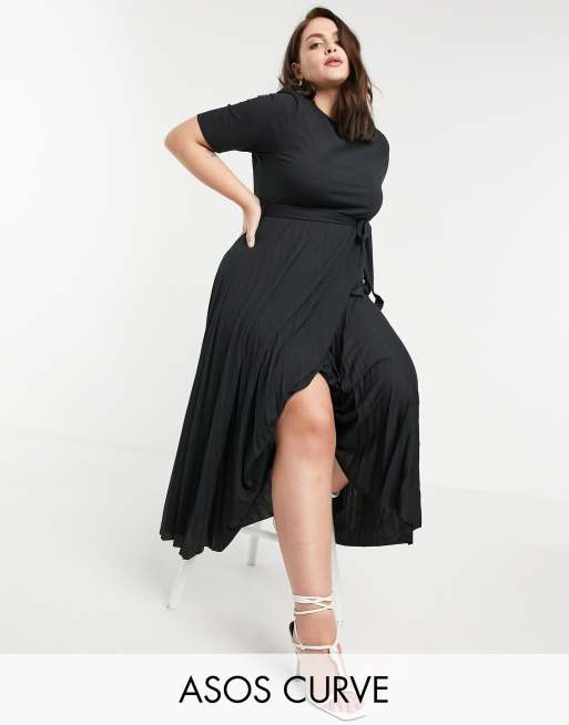 ASOS DESIGN Curve – Czarna plisowana sukienka midi z paskiem