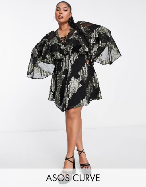 ASOS DESIGN Curve – Czarna sukienka mini z metalicznym wzorem, falbanką i sznurowaniem przy dekolcie  