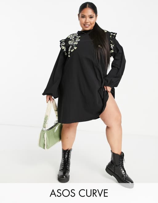 ASOS DESIGN Curve – Czarna sukienka mini z wyhaftowanymi stokrotkami i falbankami na ramionach