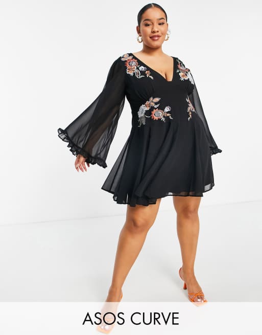 ASOS DESIGN Curve – Czarna sukienka skater mini z rozkloszowanymi rękawami i haftowanym wzorem