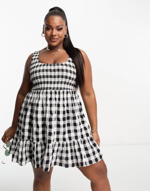 ASOS DESIGN Curve – Czarno-biała marszczona sukienka letnia mini z dekoltem w łódkę we wzór w kratkę vichy