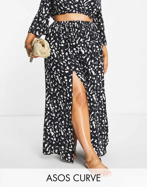 ASOS DESIGN Curve – Czarno-biała wzorzysta spódnica plażowa maxi z gniecionego materiału