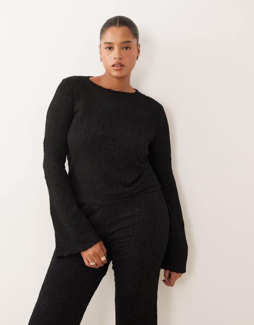 ASOS DESIGN Curve – Fakturowany czarny zestaw: top z rozkloszowanymi długimi rękawami i spodnie, 3 z 3