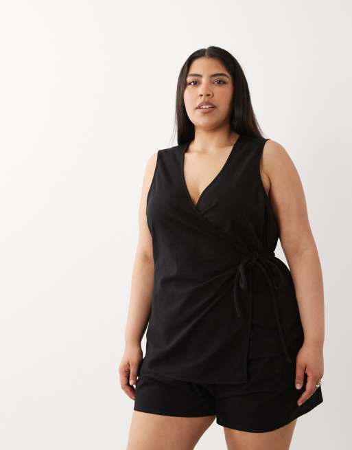 ASOS DESIGN Curve – Czarny krótki kombinezon z kopertowym przodem, 2 z 4