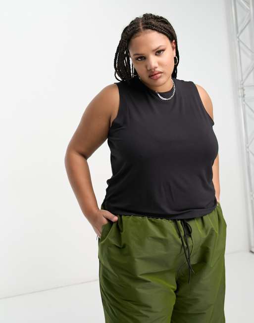 ASOS DESIGN Curve – Czarny nisko wycięty top bez rękawów z nieobszytym brzegiem
