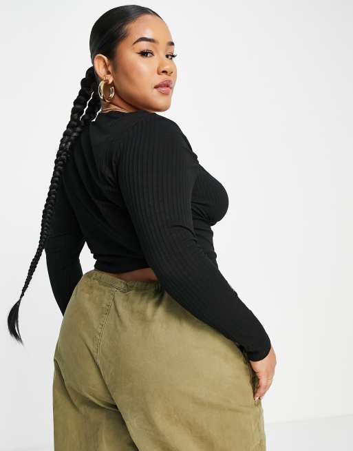 ASOS DESIGN Curve – Czarny prążkowany top z dekoltem karo i wiązaniem, 2 z 4