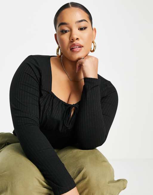 ASOS DESIGN Curve – Czarny prążkowany top z dekoltem karo i wiązaniem, 3 z 4