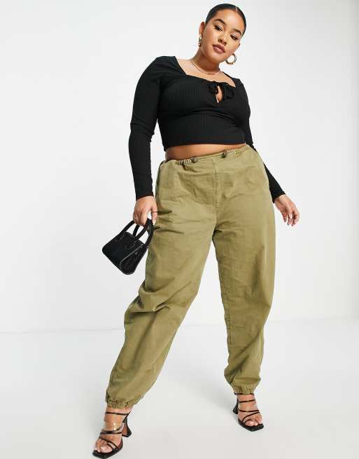 ASOS DESIGN Curve – Czarny prążkowany top z dekoltem karo i wiązaniem, 4 z 4