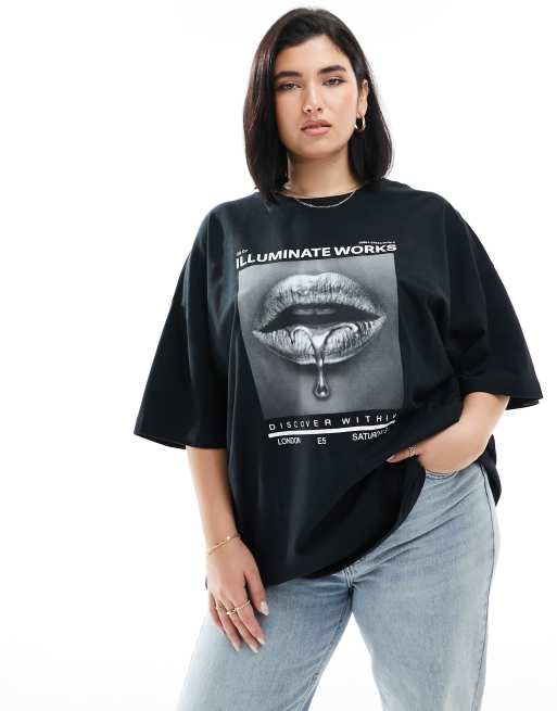 ASOS DESIGN Curve – Czarny T-shirt o fasonie boyfriend z grafiką ze srebrnymi ustami