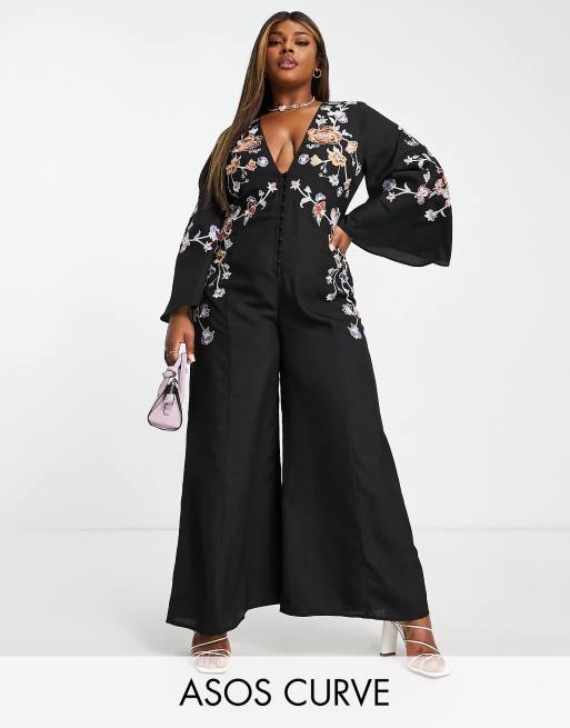 ASOS DESIGN Curve – Czarny zapinany na guziki kombinezon z rozkloszowanymi rękawami, dekoltem w szpic i haftowanym wzorem