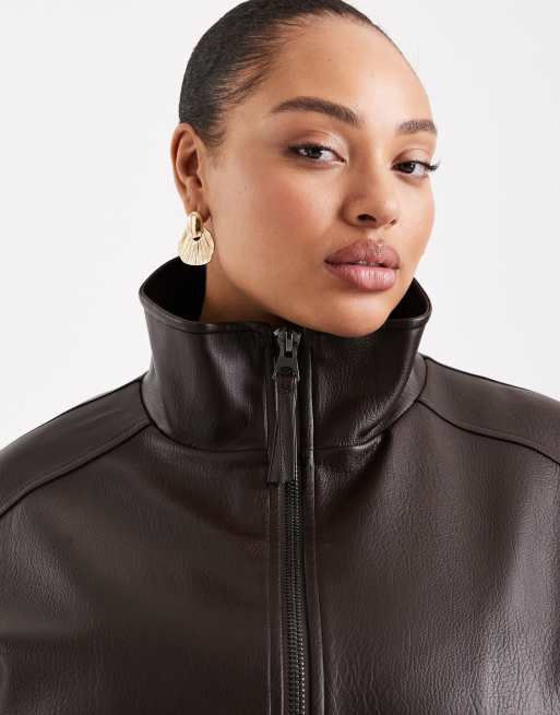 ASOS DESIGN Curve – Czekoladowa kurtka bomberka oversize ze stójką, z imitacji skóry, 2 z 4