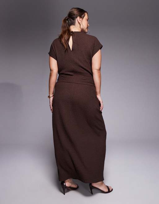 ASOS DESIGN Curve – Czekoladowa sukienka maxi z drapowanymi rękawami, 3 z 4